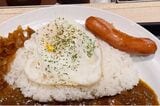 朝ごはんの定番ソーセージエッグとカレーが合体した、ソーセージエッグカレー。朝からしっかり食べたい派にぴったり（写真：筆者撮影）