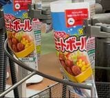 袋詰めされるミートボール（写真：石井食品提供）