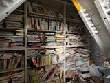 これが当時社長室だった場所（の壁面だ）。今は編集局が入っており、その物置となっている。日々の忙しさが目に見える……！（筆者撮影）