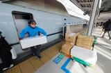新大阪に到着したカツオたち。KITTE大阪へ急ぐ（筆者撮影）