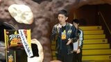 有楽製菓・河合辰信社長、本革製・世界に1着の「社長仕様・ブラックサンダージャンパー」を着用（筆者撮影）