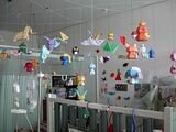 病室の天井に飾られたペーパークラフト（写真：長倉さん提供）