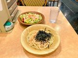 この日は「たらこソースシシリー風パスタ」（400円）。「小エビのサラダ」（350円）を食した（筆者撮影）