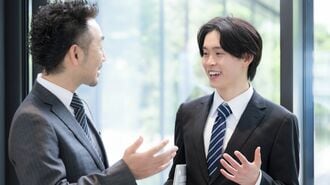 上司に話しかける部下