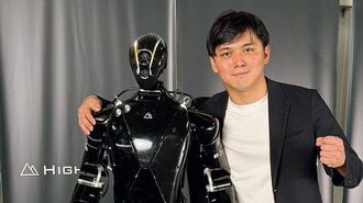人型ロボットと増岡CEO