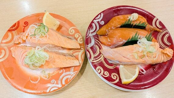 左・炙りサーモン塩（297円）、右・厳選サーモン三昧