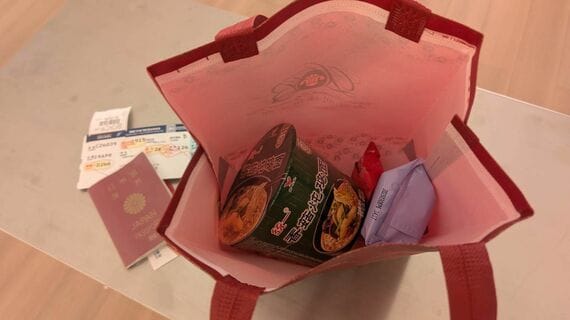 空港カウンターで渡されたカップ麺