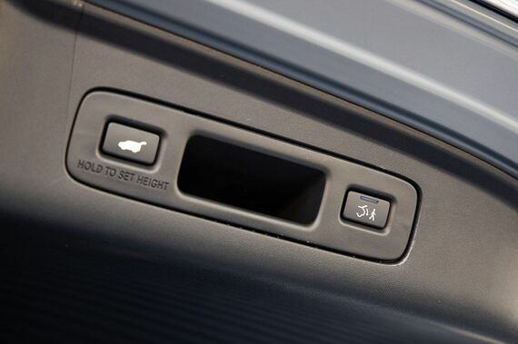 「A-Spec with Advance Package」にはハンズフリーアシスト機能付きのパワーテールゲートを標準装備。ウォークアウェイオートロック（予約ロック）機能も備わる