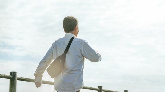 元気に歩く男性