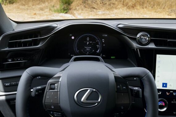 わかりづらいがステアリングホイールの左右奥に「ー」「+」のレバーがある(写真:Lexus International)