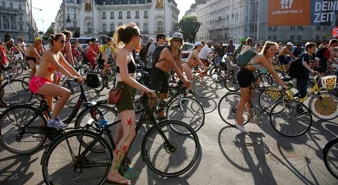 ウィーンのイベント､｢裸でサイクリング｣
