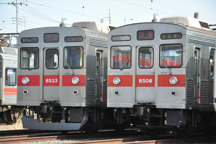現役当時の8500系。左右の車両で屋根付近の形態が