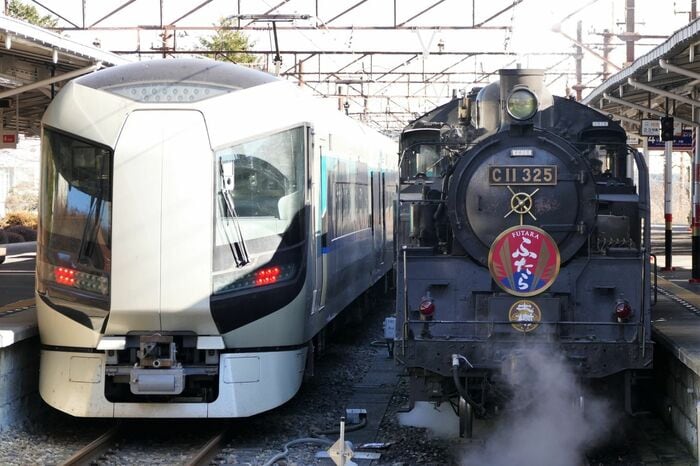 東武日光駅では特急列車「リバティ」と顔合わせ