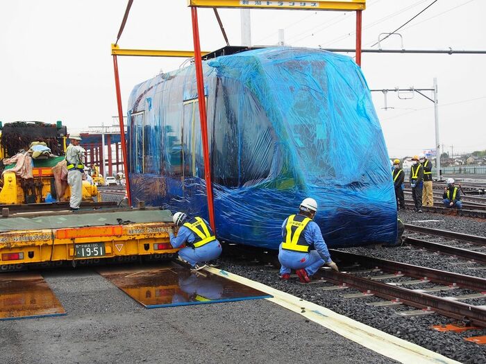 線路の上に下ろされたA車
