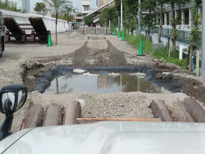 眼前に水たまりが迫る！