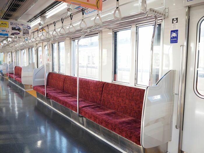 5扉車改造の車両はドア間が9人がけだ