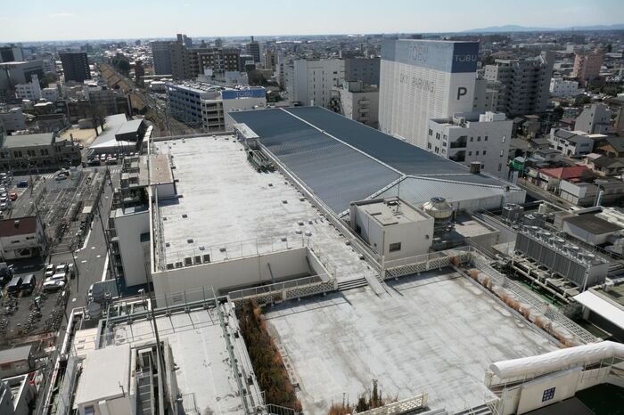 傾斜した屋根の建物5階にボウリング場があった。