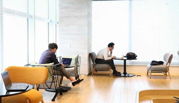 大きな窓に面し、日の光が差し込む開放的なスペース