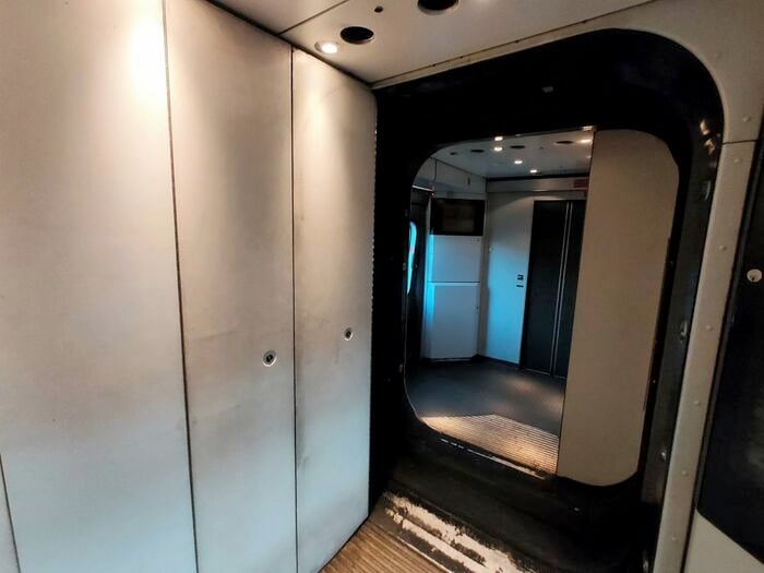 連結運転時は左の折りたたまれている部分に運転席が隠れて