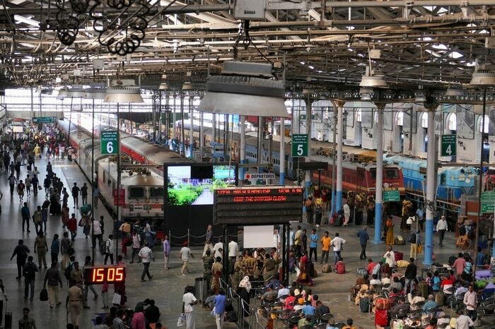 チェンナイ駅はヨーロッパを思わせるホームが旅情を誘う