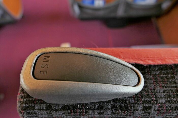 背もたれの手掛けには「MSE」の文字が