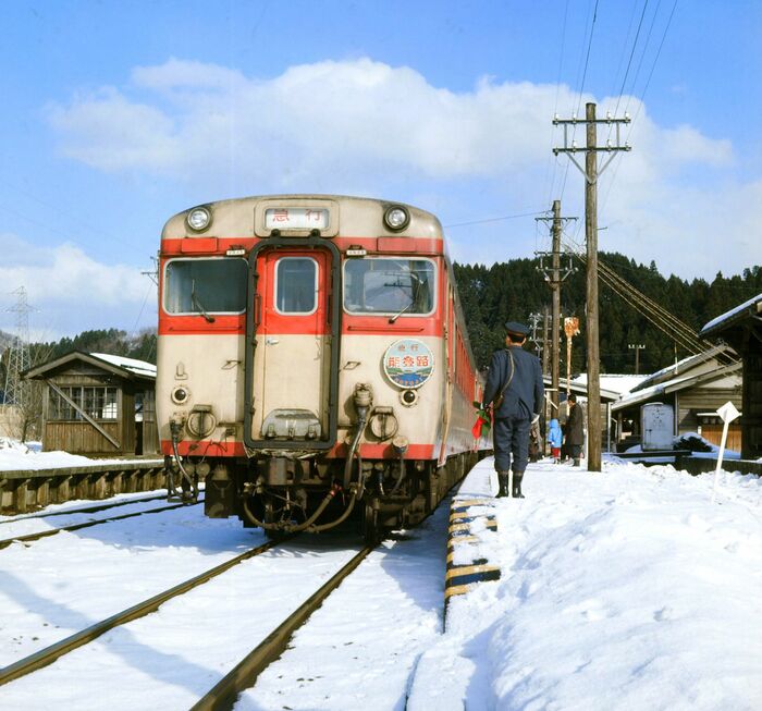 今は廃止となった能登三井駅に停まる急行「能登路」