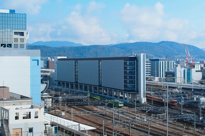 新幹線と在来線の間に立地する「都シティ 近鉄京都駅」