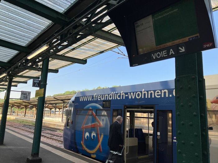 ドイツのトラムが乗り入れるがサルグミーヌ駅に