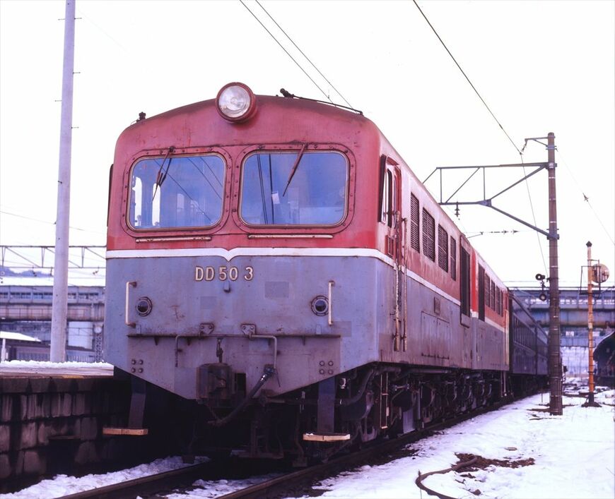 米原駅に停車する日本初の幹線用ディーゼル機関車DD50形。撮影当時は米原—田村間で使われていた＝1975年（撮影：南正時）