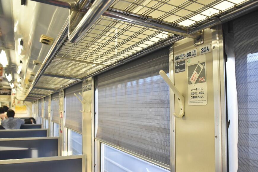 キハ40系の車内。至るところに日本語の表示がそのまま残る（筆者撮影）