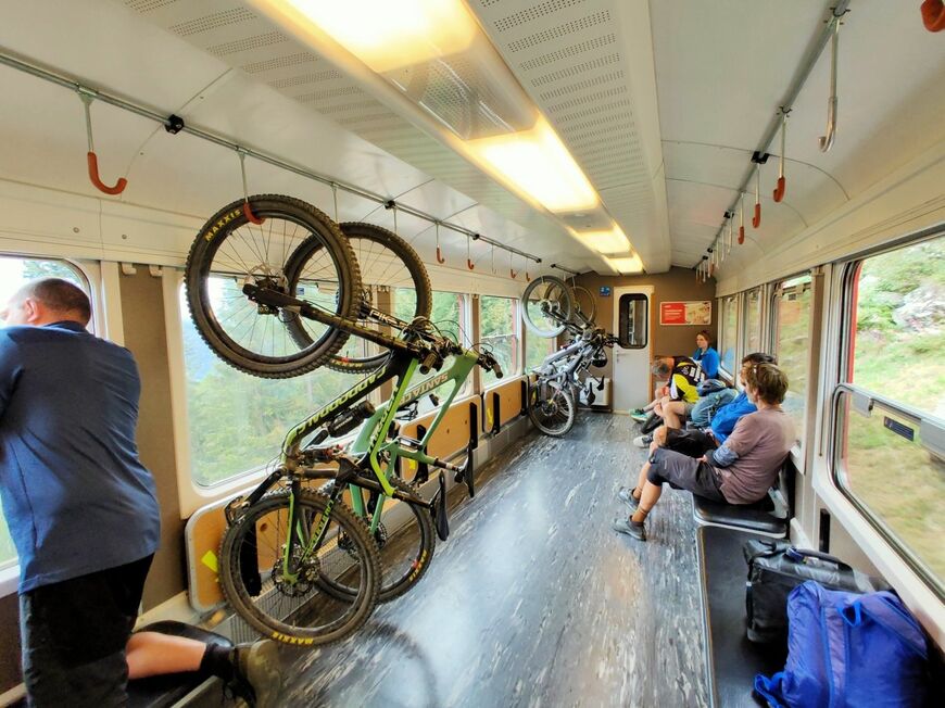 ロングシートは自転車を積む車両の折りたたみ式ベンチくらい（筆者撮影）