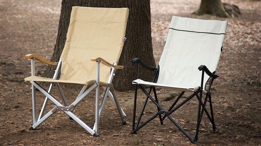 キャンプにはもちろん、在宅ワーク時の気分転換にも使えるアウトドア用チェア。もはや定番と言われる人気ブランドの傑作を解説（写真：OCEANS編集部）