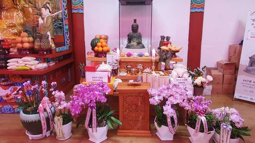 果物や花で彩られた台座の上に鎮座している（写真：筆者撮影）