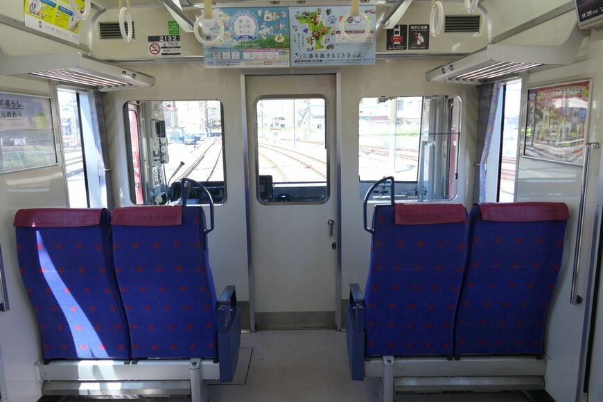 京急2100形の車内