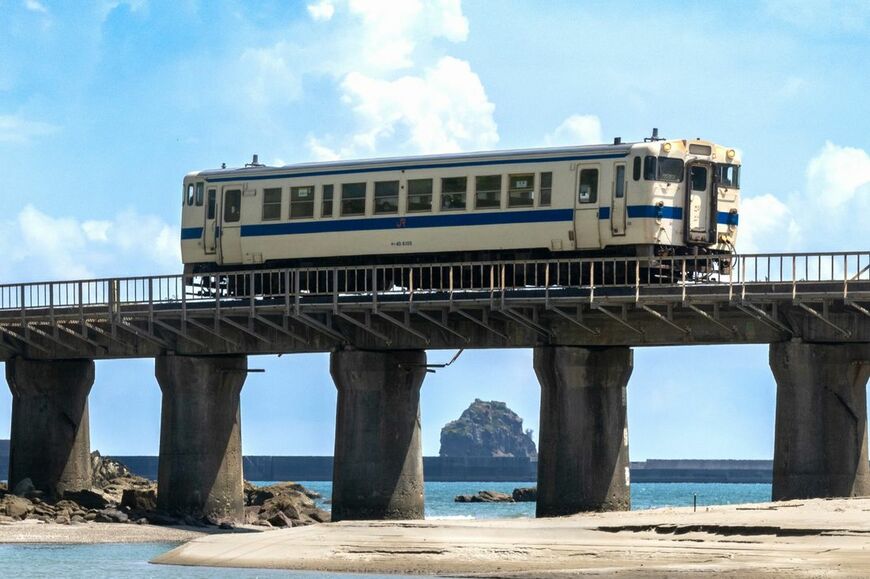 日南線を走るキハ40形。晴天の日は青い海が車窓に広がる（写真：レイド／PIXTA）