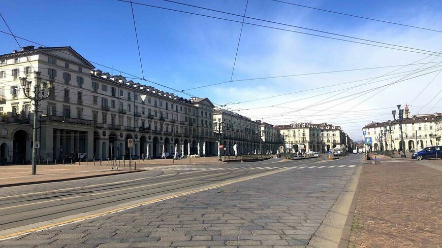 おしゃれなレストランやブティックが並び、普段なら人でいっぱいのトリノ、ヴィットーリオ・ヴェネト広場、ロックダウン初日の風景（筆者撮影）