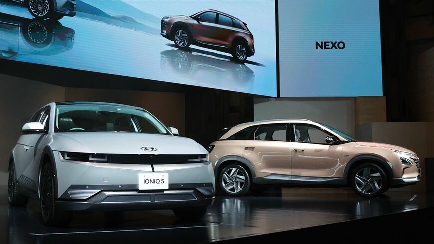 2022年2月8日の記者発表で正式発表された「IONIQ5」と「NEXO」（写真：ヒョンデ モビリティ ジャパン）
