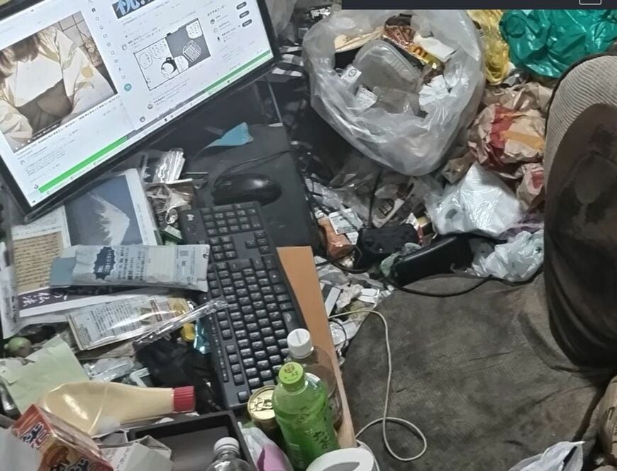 ゴミがあふれた部屋。ここから配信を行っている（画像：ナポ・レボリューションYouTubeより）