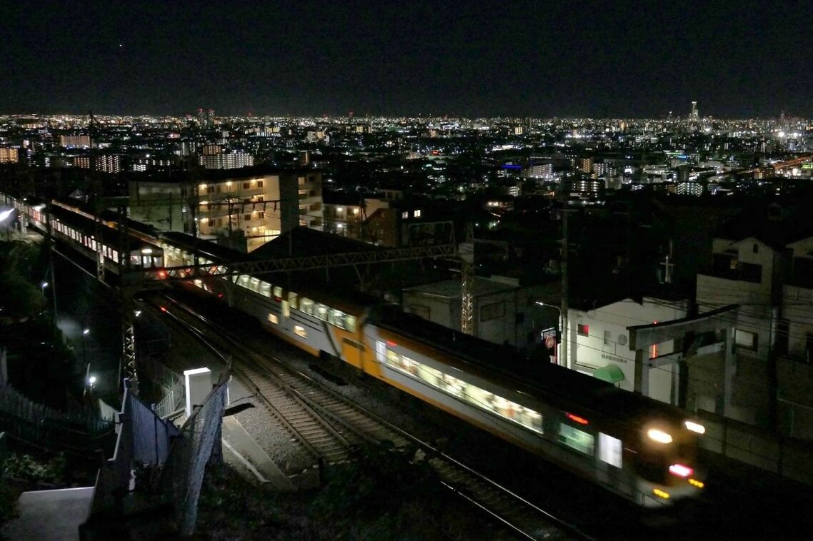 夜の奈良線ビスタカー