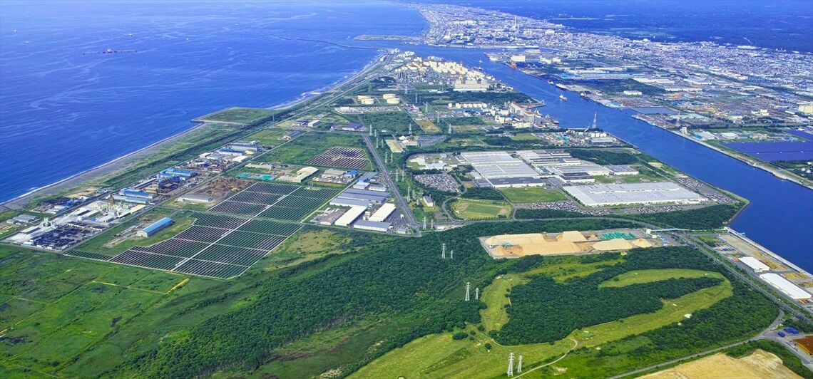 苫小牧港の空撮風景（写真：7maru / PIXTA）