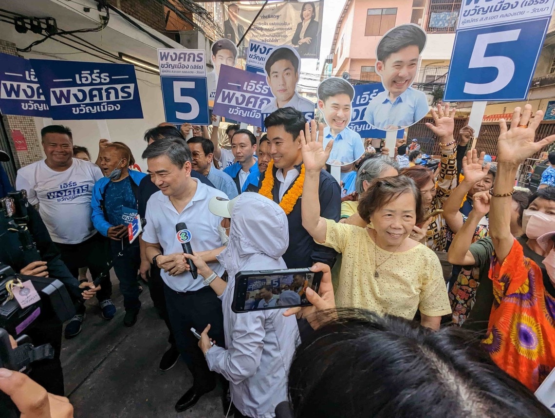 大麻解禁反対を掲げる民主党の選挙キャンペーン。バンコク中心部をアピシット元首相（マイクを向けられている男性）が候補者とともに練り歩いていた（写真・柴田直治）