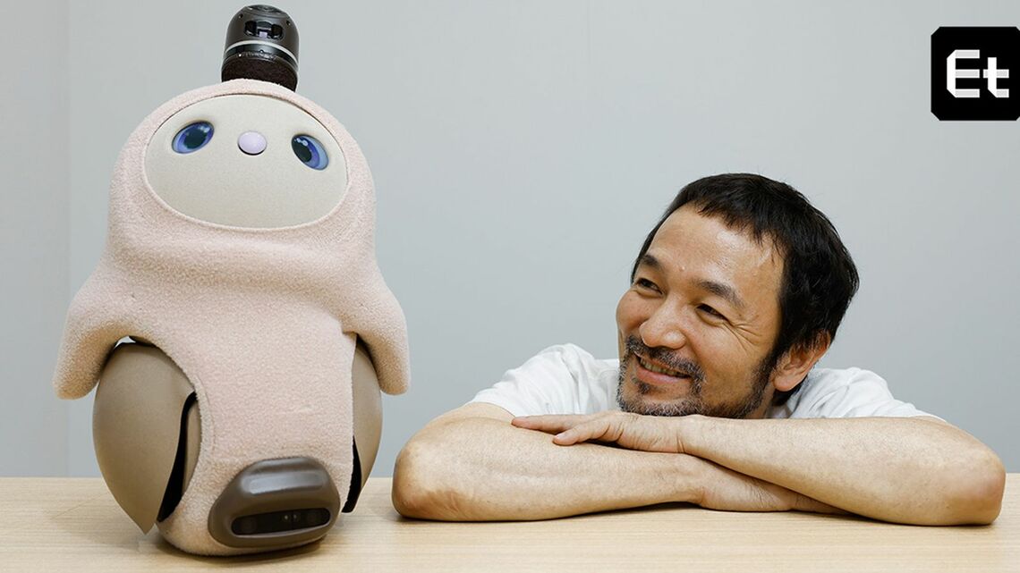 世界初の家族型ロボット『LOVOT（らぼっと）』と開発者の林要さん（写真：桑原美樹）