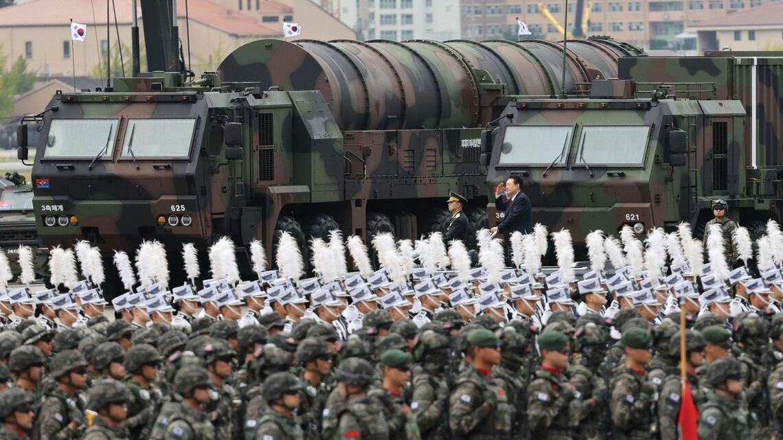 ソウル市近郊・城南市のソウル空港で行われた「国軍の日」の記念式典。後ろに見えるのがモンスターミサイルとされる「玄武5型」地対地ミサイル(写真・韓国大統領室)