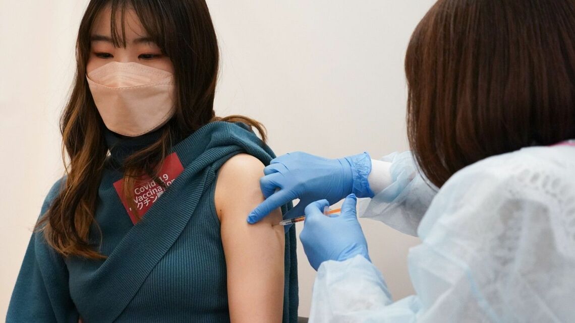 3回目接種は少しずつ進んでいるが先進諸国からは遅れている（写真：Toru Hanai／Bloomberg）