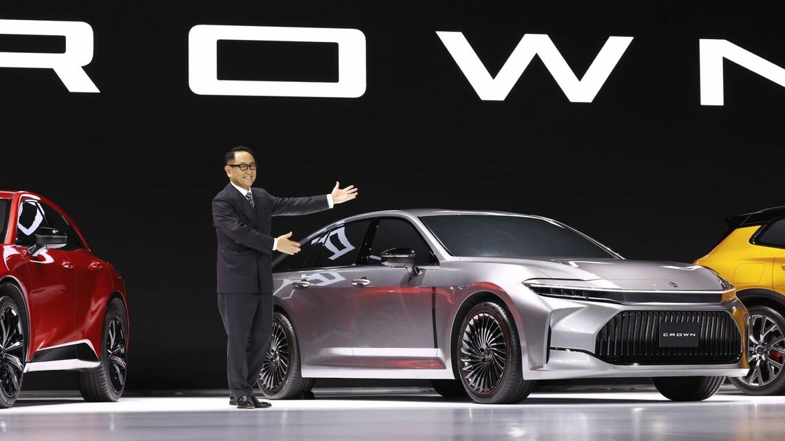 新型クラウンの発表会でプレゼンをするトヨタ自動車の豊田章男社長