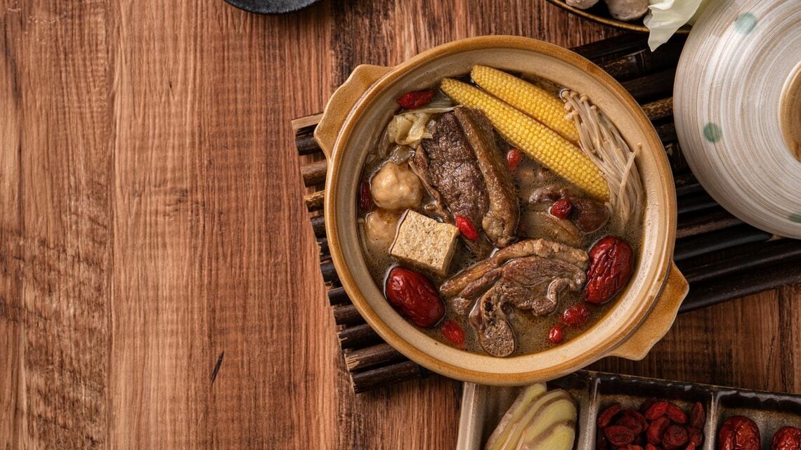 寒い冬にピッタリ。体の内側から温める鍋を紹介します（写真：YamisHandmade／PIXTA）