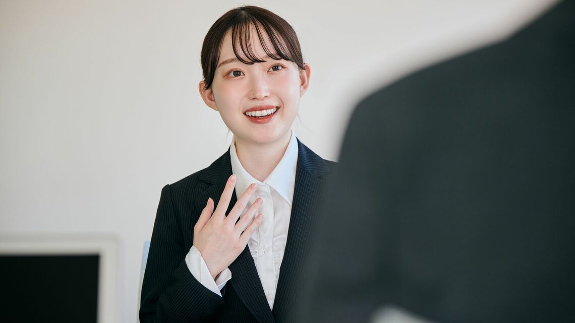 就職活動で面接を受ける女子学生