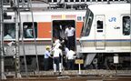 運行中止となった列車から降りる人々