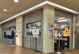 京王線府中駅前の商業施設「くるる」4階にあるstockmart府中店。平日の昼間ながら、店内は客でいっぱい。レジ前の列が途切れる時間もほとんどない（撮影：大澤誠）