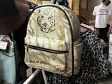 ほかではなかなか出会えない顔付きヒョウ柄リュック（筆者撮影）
